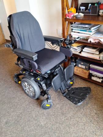 Mobility Quantum Q6 Edge Electric Wheelchair needs batteries 1