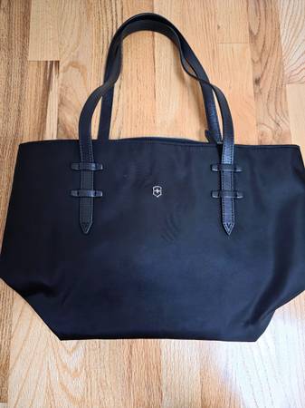 Victorinox Victoria 2.0 Carry-All Tote Black 1