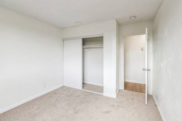$3,035 / 2hab - 1000ft2 - Estacionamiento Cubierto, Piso de Vinilo, Instalación de Lavandería (850 Warwick Ave, Thousand Oaks, CA)63668287212419121