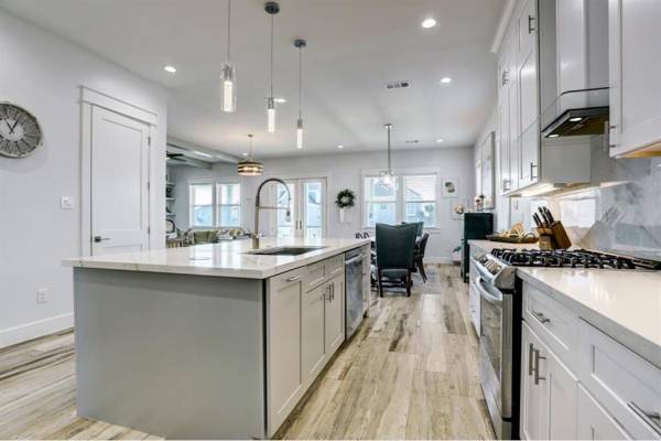 $300 / 4br - 2888ft2 - Exception beach reservation house (Galveston)63924041347458124