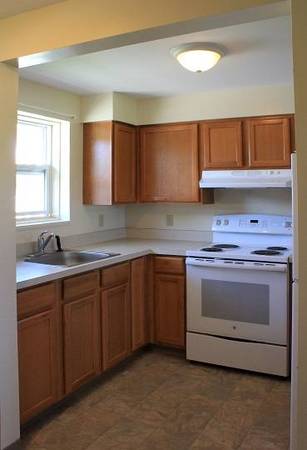 $825 / 2br - Charming Two-Bedroom Townhome Available! Apply Today!!! (Carthage)63935323156098120