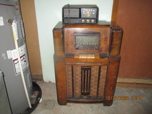 Two Vintage Radios 1