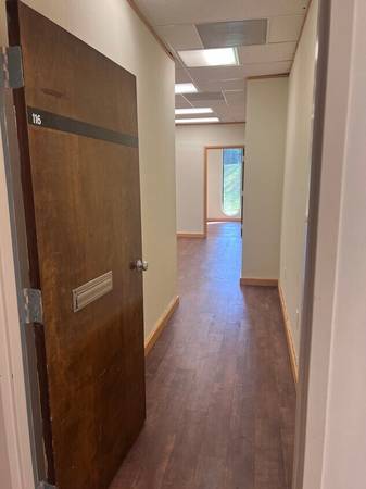 $1,200 / 458ft2 - 458 sqft  Large multi-room suite with sink hookup and 2 windows $1,200 (Athens)63792066511617121