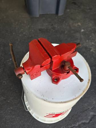 Small vise 1