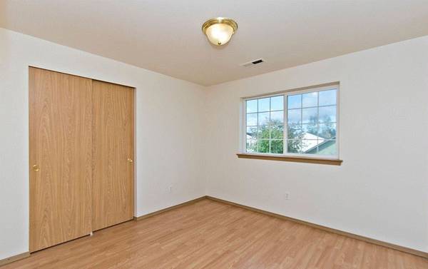 $695 Clean and Clutter free. Large home. Parking on site. (Tacoma)63934162018691122