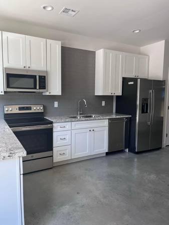 $1300.00 / 2br - 1400ft2 - Ella St Unit 1063857516128385121