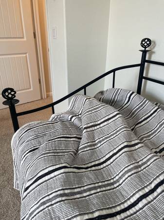 Sofá-cama con cajón - $60 (Modesto)63470292684163123