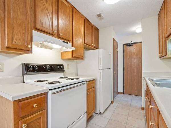 $995 / 2br - 1008ft2 - Your Pup’s Paradise Awaits (470 Quail Ct SW, Cedar Rapids, IA)63942846144898122