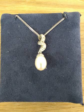 Pearl Necklace with 18" Silver Chain 1