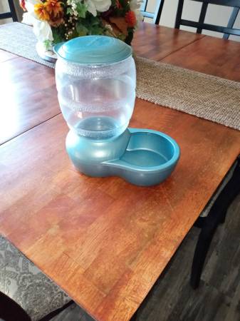 small pet food dispenser 1