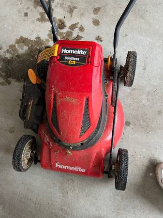 HomeLite (17") 24-Volt Cordless Rechargeable Electric Lawn Mower 1