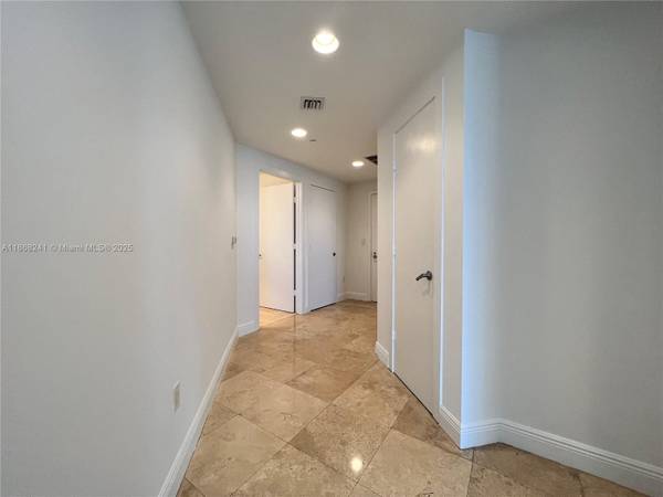 $4,200 / 2br - 1278ft2 - Very Spacious & Bright Corner 2bd Great Views! (1060 Brickell- Brickell)64001848081667122