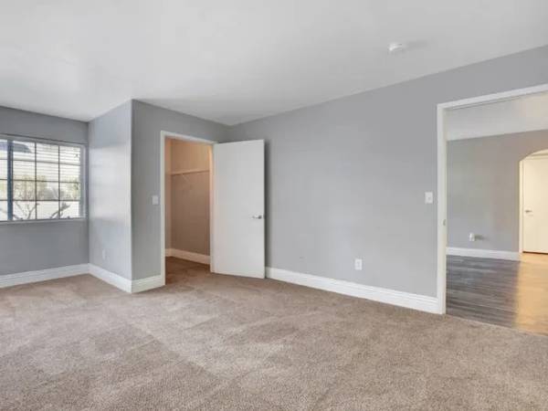 $1,479 / 2br - 1075ft2 - 24 Hour Fitness Gym, Crown Molding, 2/bd 2/ba (4700 W Rochelle Ave, Las Vegas, NV)63859496756225123