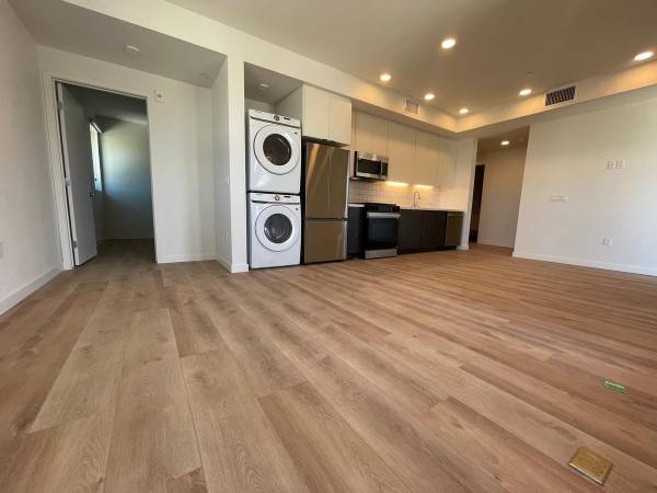 $3,321 / 2br - 1059ft2 - Keyless Entry, Smart-Home Features, On-Site Parking (Hillcrest)63845976424193121