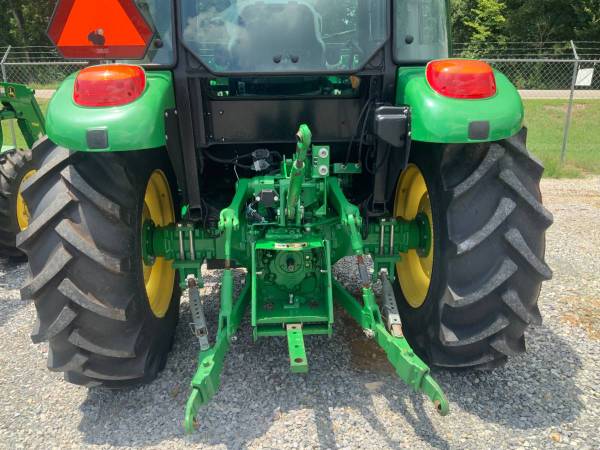 John Deere 5065E Cab - 4x4 con cargador - $45,900 (Vincent)63440349873795124