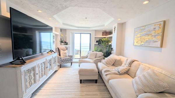 $2,300 / 1br - 648ft2 - Ocean view from private balcony, walk to Blue line, no broker fee (Revere Beach)63951007249283122