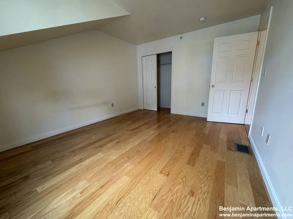 $4,400 / 5br - **NO FEE ** Lower Allston large 5 bed 2.5 bath with free laundry. (Allston)63996690611842123