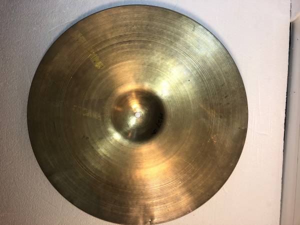 Zildjian 18” crash cymbal 1