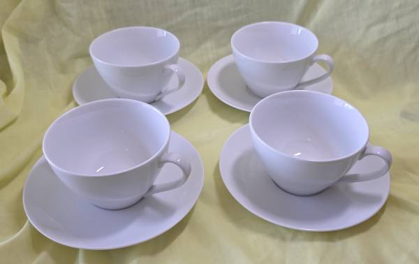 Set of 4 large white Porcelain Cups and Saucers 14oz - Like new 1