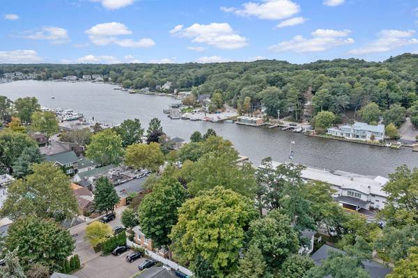 $1,350 / 1br - 480ft2 - Located right across from Wicks Park and the chain ferry (Saugatuck)63618866314241123
