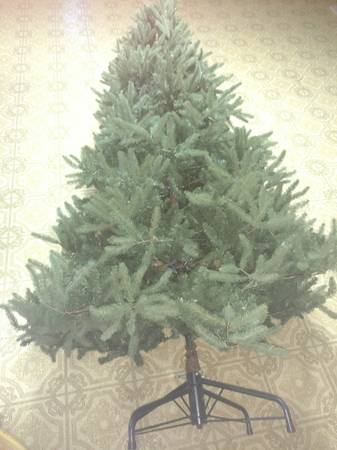 CHRISTMAS TREE - 9FT ARTIFICIAL 1