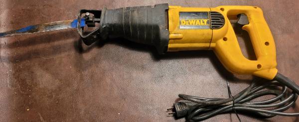 DeWalt DW303 Reciprocating Saw 1