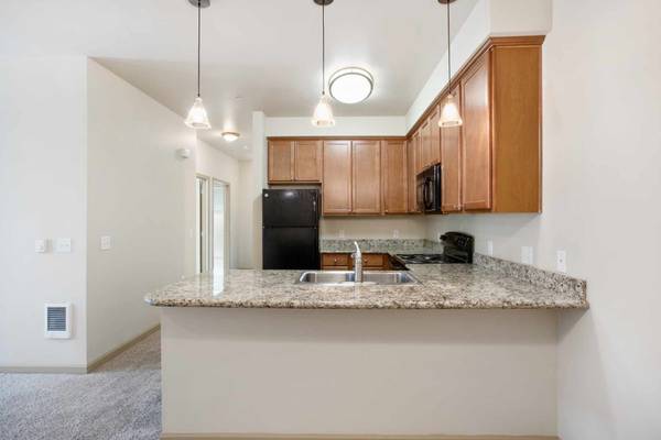 $1,835 / 2br - 978ft2 - ¡Encantador de 2 habitaciones/2 baños con nueva alfombra! ¡Cerca de cervecerías y tiendas!! (Wenatchee)63690645787393124