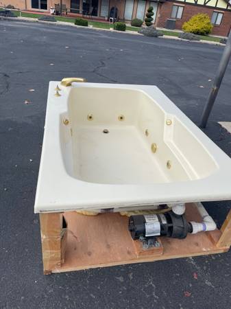 Jacuzzi Tub.  Large 1