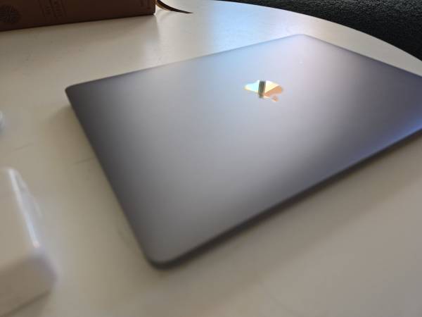 2020 Macbook Pro A2251 i5,16Gb,1Tb SSD,13” LCD, AC Charger, Grade