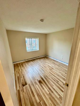 $2,100 / 2br - Beautiful RENOVATED 2be 1 bath apto in Framingham. (Framingham)63817540109953123