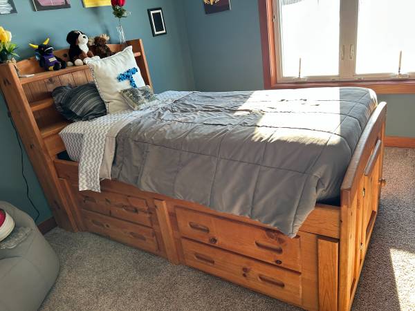 TWIN-SIZED CAPTAIN'S BED 1