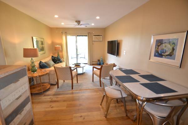 $1,295 / 1br - 600ft2 - R-25 Corp Furn 1BR Center City location (Bond Hill)63974472404483123