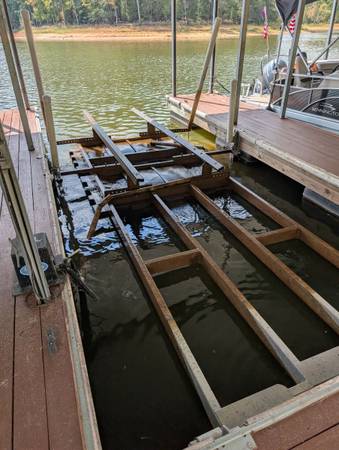 Float-Air 5,000 lb Front-Mount Floating Boat Lift – Excellent Condition 1