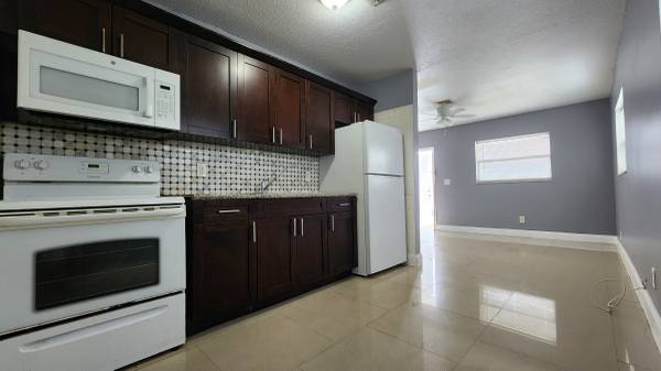 $1,700 / 2br - 1100ft2 - Huge two bedroom one bath in Pompano 1700 a month (Pompano Beach)64049277460611120