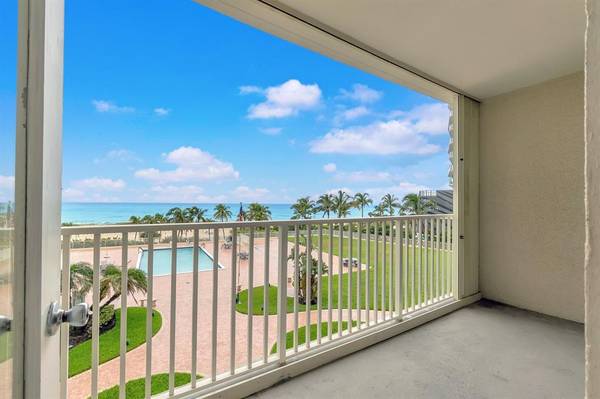 $528,900 / 2br - 1140ft2 - Two Bedroom Condo with Direct Ocean Views in Pompano Beach (Pompano Beach)63825127453571121