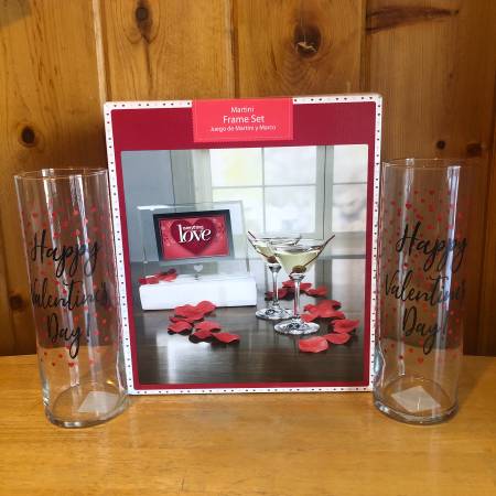 New Martini Picture Frame Set and 2 Vases 1