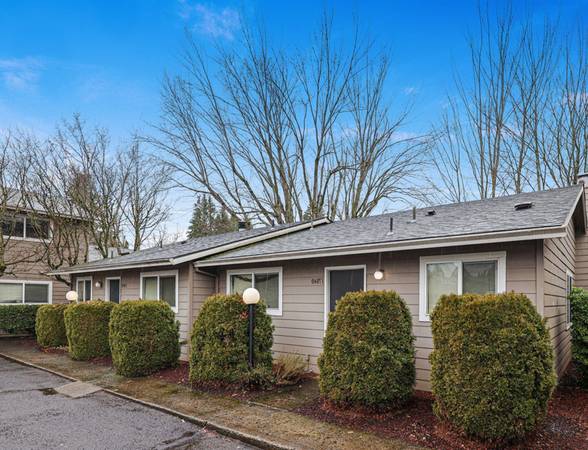 $1,685 / 2br - ASK US FOR A TOUR NOW + Hiking & Biking Trails + 2 Bedroom (SE Portland)64039222606593122
