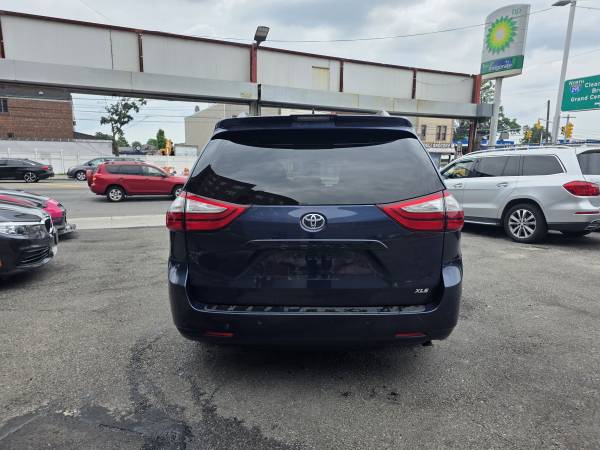 2019 Toyota Sienna XLE FWD - $20,500 (Flushing)63618003673859124