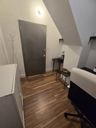 $550 ¡NUEVO PRECIO! Oficina/Espacio de Arte cerca del Slop Sink (252J #203) (Greenpoint)63854289744897124