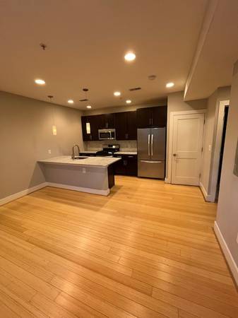 $2,295 / 1br - 612ft2 - Lovely 1 Bed/1 Bath Unit w/Parking and Patio Available Now! (1300 Euclid Street NW #1)63896037985154123