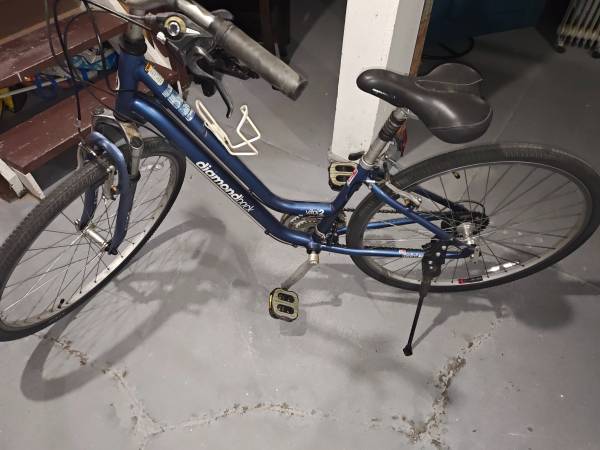 Diamondback Vital 2 Devine Women’s Commuter Hybrid with Suspension For 1