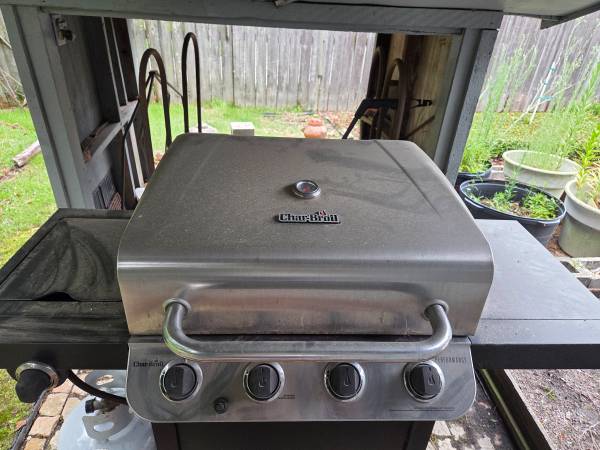 Char-Broil Performance 4 burner gas grill and 2 tanks 1