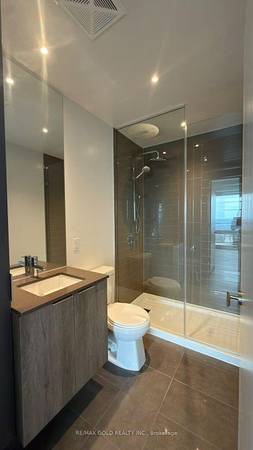 Stunning corner 2-bed, 2-bathroom condo w parking Sq One Mississauga 4