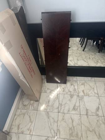 Beautiful, sturdy dining room set in good condition with plenty of storage. Perf 1