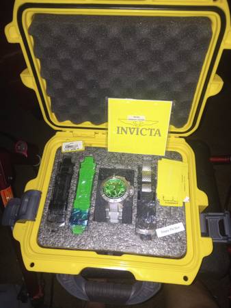 Invicta divers watch with case 1