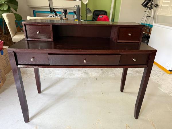 Elegant solid wooden desk w/hutch, pull-out keyboard drawer & 4 drawer 1