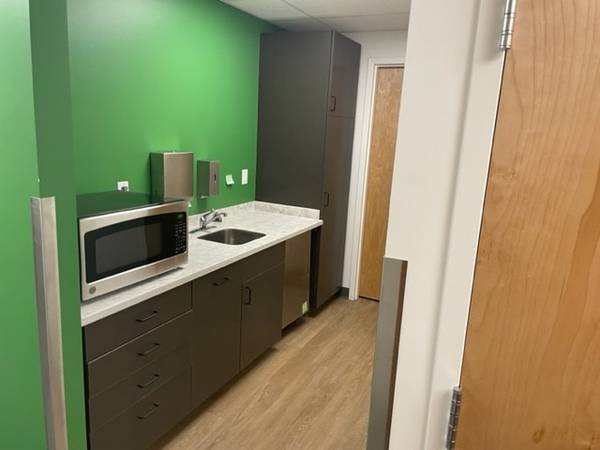 $653 / 408ft2 - Midtown 2nd floor small office space in remodeled building - For Lease (3400 Spenard)63416756364419123