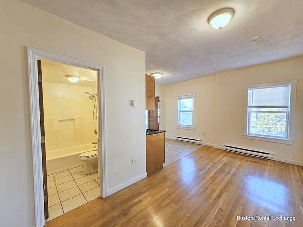 $2,650 / 2br - ♦SUNNY RENOVATED TOP FLOOR 2 BEDROOM LITERALLY STEPS TO DAVIS SQ! (Somerville - Davis Square)63828557247617120