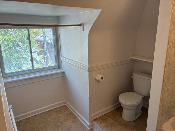 Large Sandy Hill Bachelor/Studio Apartment for Rent (259 Daly Ave) 5