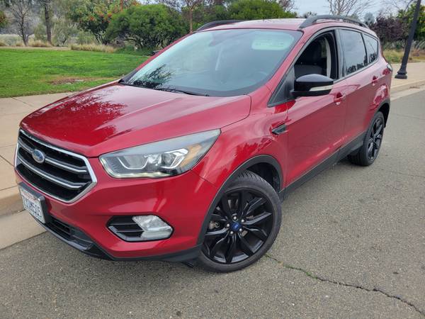 *REDUCED* Super Clean and Well Cared For 2017 Escape 4x4 Titanium 1